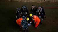 Pencairan panjang kedua belas anak laki-laki dan asisten pelatih sepak bola ini menjadi perhatian dunia. Selain mengerahkan satuan elite Navy Seals Thailand, satu tim penyelam internasional juga membantu upaya penyelamatan. Namun mereka semua menghadapi kondisi yang sulit di bawah tanah. Hal inilah yang membuat proses evakuasi para korban membutuhkan waktu yang tak sebentar. Soe Zeya Tun/Reuters.