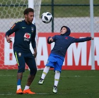 Like father like son. Neymar bermain bola bersama anaknya usai sesi latihan timnas Brasil jelang Piala Dunia 2018. (Foto: Getty Images)