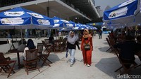 Sejumlah pengunjung bersantai sambil menunggu pertandingan.