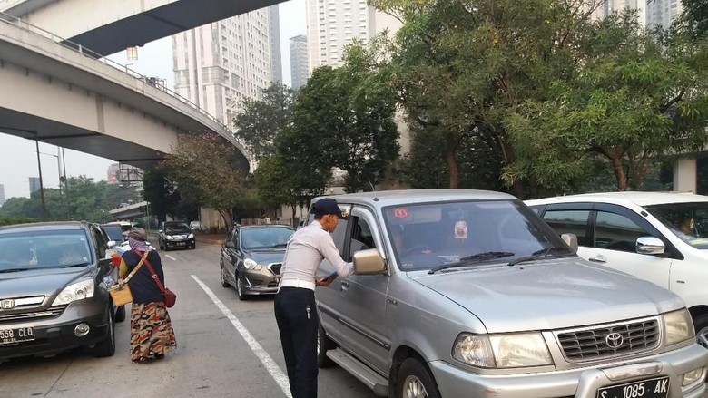 Sosialisasi ganjil genap di Tomang, Jakarta (Foto: Arief Ikhsanudin/detikcom) Sosialisasi ganjil genap di Tomang, Jakarta (Foto: Arief Ikhsanudin/detikcom)