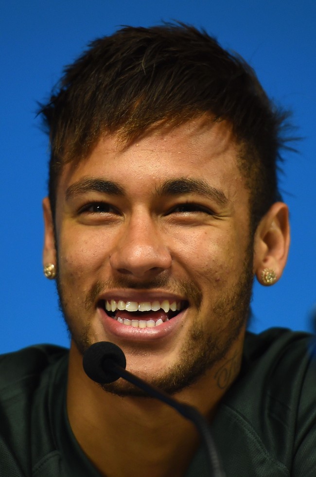 Setelah sukses menjadi pemain muda pada 2011, Neymar kembali memperkuat tim nasional Brazil pada Piala Dunia 2014. Saat itu Neymar muncul dengan gaya rambut yang berbeda, bukan gaya mohwak yang dipopulerkannya. Pemain kelahiran 5 Februari 1992 itu tampil berponi. Poninya dipotong miring sehingga terkesan stylish.Foto: Getty Images