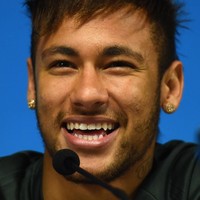 Setelah sukses menjadi pemain muda pada 2011, Neymar kembali memperkuat tim nasional Brazil pada Piala Dunia 2014. Saat itu Neymar muncul dengan gaya rambut yang berbeda, bukan gaya mohwak yang dipopulerkannya. Pemain kelahiran 5 Februari 1992 itu tampil berponi. Poninya dipotong miring sehingga terkesan stylish.Foto: Getty Images