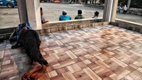 Ada juga warga yang memanfaatkan untuk sekadara beristirahat dengan tiduran usai berziarah di sekitar komplek makam.