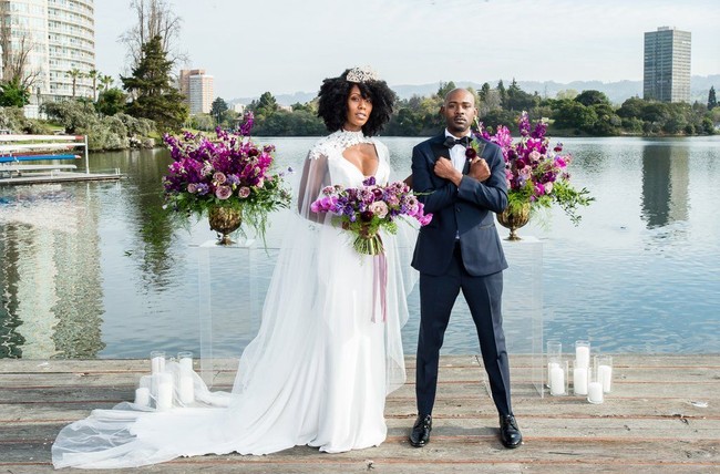 Pasangan kulit hitam tersebut menggunakan busana pengantin. Uniknya, mereka menggunakan jubah hitam dengan hiasan kepala khas Black Panther. Foto: dok. Chloe Jackman
