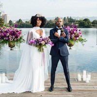 Pasangan kulit hitam tersebut menggunakan busana pengantin. Uniknya, mereka menggunakan jubah hitam dengan hiasan kepala khas Black Panther. Foto: dok. Chloe Jackman