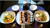 Siapa sangka kalau sushi serta sajian yang berisi telur rebus, ayam suir hingga sayuran itu dibuat sendiri oleh Evan Sanders. Making my own diner buaaaaaaaa, tulisnya Evan di laman Instagram pribadinya. Foto: Instagram iam.evansanders