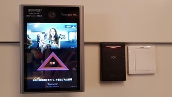 Setiap lantai dilindungi oleh sistem facial recognition yang hanya memperbolehkan staf yang terdaftar di sistemnya untuk masuk. Foto: CNET