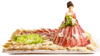  Duh, cantiknya gaun pernikahan yang dikenakan boneka ini. Gaun yang memanjang di bagian belakang itu terbuat dari tumpukan bacon. Foto: Istimewa