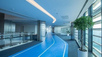  Di sepanjang jembatan terdapat lintasan lari. Foto: CNET