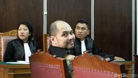 Di depan kamera, Arseto Pariadji malah cengengesan.