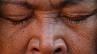 Duka begitu tergambar di wajah ibu ini. Banyak keluarga korban yang menangis terisak mengikhlaskan keluarganya yang jadi korban KM Sinar Bangun yang tidak bisa dievakuasi dari dasar Danau Toba di kedalaman 450 meter.