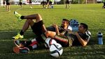Tak Hanya Keren di Lapangan, Pemain Bola Carlos Vela Juga Keren Saat Kulineran