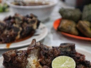 Enaknya Semangkuk Sop Iga Bakar dengan Paduan Kuah Gurih di Sini
