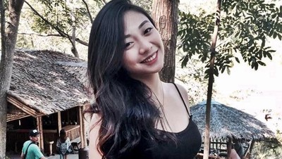 Guru Cantik Hobi Main Ular Curi Perhatian Netizen