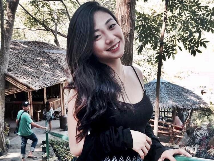 Guru Cantik Hobi Main Ular Curi Perhatian Netizen