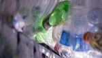 Botol Plastik Bekas Disusun Jadi Labirin Penuh Kilau