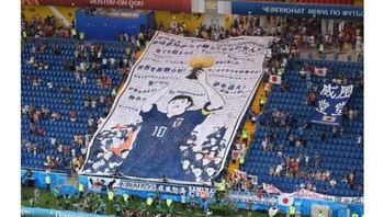 Fans Jepang membawa gambar besar Tsubasa Ozora untuk membakar semangat tim. Foto: Istimewa