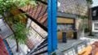 Didesain oleh perusahaan TAK, hostel ini menampilkan tiga tingkat kamar yang terbuat dari kontainer bekas tersebut. Istimewa/Inhabitat.