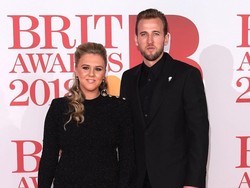 Di balik ketajaman Harry Kane, ada sang tunangan, Katie Goodland, yang selalu mendukungnya. (Foto: Instagram @kategoodersxx)