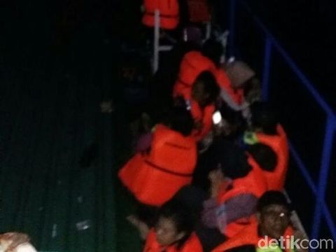 Ombak Tinggi, Masih Ada Penumpang Belum Dievakuasi dari KM Lestari