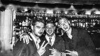 Foto hitam putih ini menunjukkan Carlos sedang ada di bar. Background fotonya adalah rak dengan ratusan botol minuman beralkohol. Foto: instagram @carlosv11