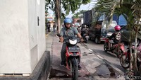 Akhirnya, karena ulah para pengendara motor yang menggunakan jalur khusus pejalan kaki sebagai jalan pintas atau jalur mereka yang tak ingin melakukan putar balik, atau bahkan lahan parkir, lagi-lagi yang dirugikan adalah para pejalan kaki. Penggunaan pedestrian oleh para pengendara motor bukanlah kebiasaan baik dan sesekali mencoba menghargai sesama pengguna jalan dengan tidak mengambil hak dan melanggar lalu lintas tak hanya menyelematkan diri sendiri tetapi juga orang lain.
