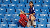 Aksi bersih-bersih suporter Jepang mendapat apresiasi dari banyak pihak (Toru Hanai/Reuters)