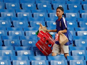 Foto: Suporter Jepang Terkenal Bersih, Apalagi Negaranya