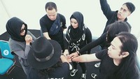 Dukungan Chua menggunakan hijab juga datang dari vokalisnya, Tantri, yang lebih dulu sudah berhijab. Foto: Instagram Chua Kotak