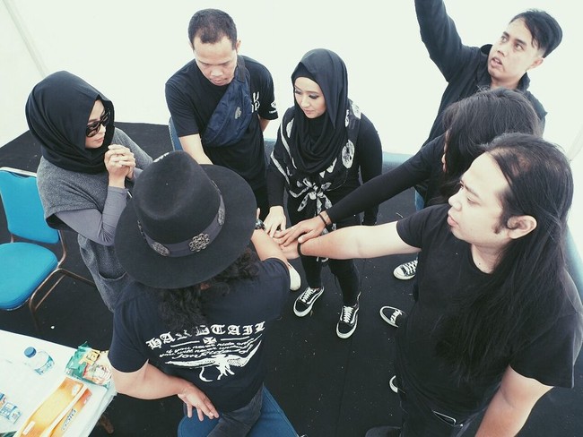 Grup musik Kotak memberi kejutan saat Tantri Syaliandri sang vokalis mantap berhijab. Penampilan band bermusik garang itu tampak unik dengan vokalis yang berhijab. Namun, kejutan tak berhenti di situ. Foto: Instagram/ChuaKotak