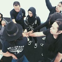 Grup musik Kotak memberi kejutan saat Tantri Syaliandri sang vokalis mantap berhijab. Penampilan band bermusik garang itu tampak unik dengan vokalis yang berhijab. Namun, kejutan tak berhenti di situ. Foto: Instagram/ChuaKotak