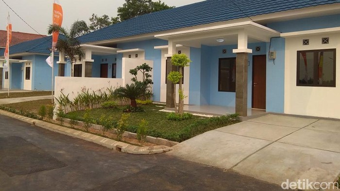 Menteri BUMN Rini Soemarno menyerahkan rumah dinas Dwikora TNI AU. Rumah Dinas TNI AU sebelumnya direlokasi karena proyek Kereta Cepat Jakarta-Bandung (JKT-BDG).