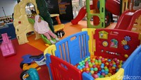 Seorang anak asyik bermain di tempat yang telah disediakan oleh panitia.