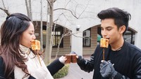Pasangan yang serasi ya? Makan marshmallow bakar sambil ditemani cookieshot di Jepang. Foto: Instagram @rachelvennya