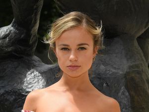 Bikin Geger, Millennial Tercantik di Kerajaan Inggris Topless Saat Liburan