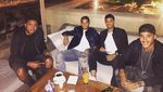 Tak Hanya Keren di Lapangan, Pemain Bola Carlos Vela Juga Keren Saat Kulineran