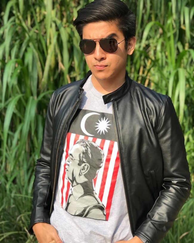 Aku tidak bangga dengan masa laluku. Aku dulu rasis. Aku dulu Islam radikal karena aku akan bilang jika kamu tidak salat kamu akan masuk neraka dan terbakar di neraka. Aku hanya bergaul dengan muslim. Orang selalu bilang orang ini rasis atau radikal dan tidak bisa diubah. Tidak, tidak, tidak, aku dulu seperti itu dan aku sudah berubah, katanya dikutip Malay Mall. Foto: Instagram Syed Saddiq