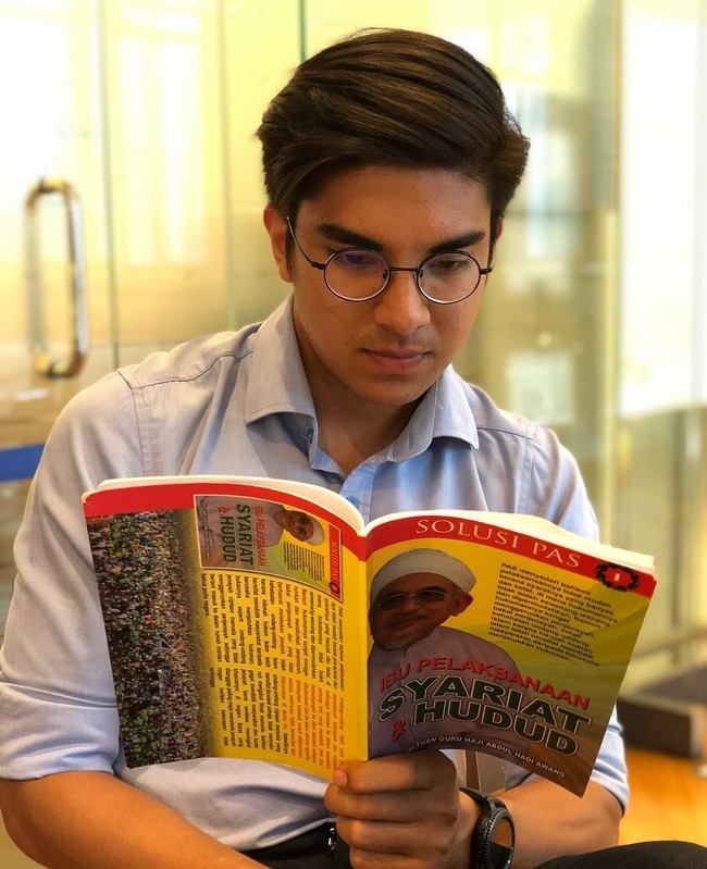 Sebelumnya Syed Saddiq juga pernah dibicarakan karena fotonya yang tengah berada di diskotik tersebar. Ketika itu, ia langsung mengakui dan menyesali perbuatannya. Syed Saddiq pun beranggapan jika foto tersebut  disebar oleh lawan politiknya. Foto: Instagram Syed Saddiq