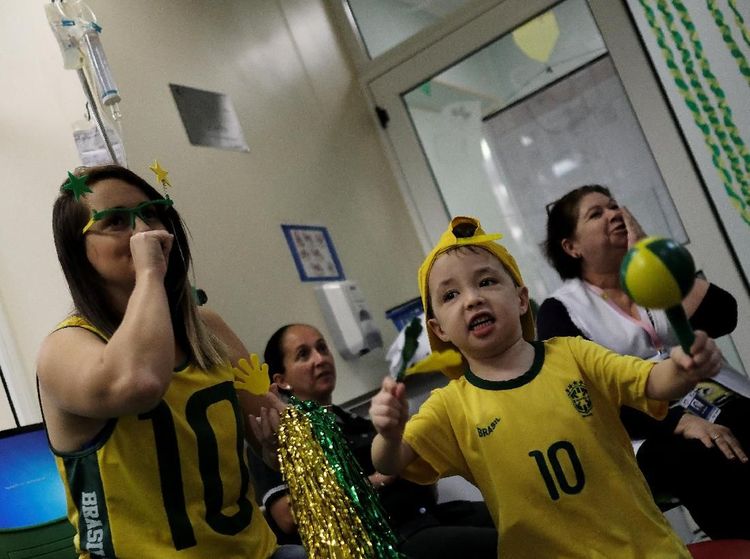 Pesta Kecil Pasien Kanker Atas Kemenangan Brasil