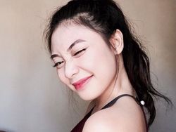 Guru Cantik Hobi Main Ular Curi Perhatian Netizen