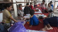 Sedikitnya 800 warga yang bermukim di lereng Gunung Agung terpaksa mengungsi ke desa penyangga karena terjadinya ledakan disertai lontaran batu pijar saat terjadinya erupsi pada Senin (2/7) malam. ANTARA FOTO/Nyoman Budhiana