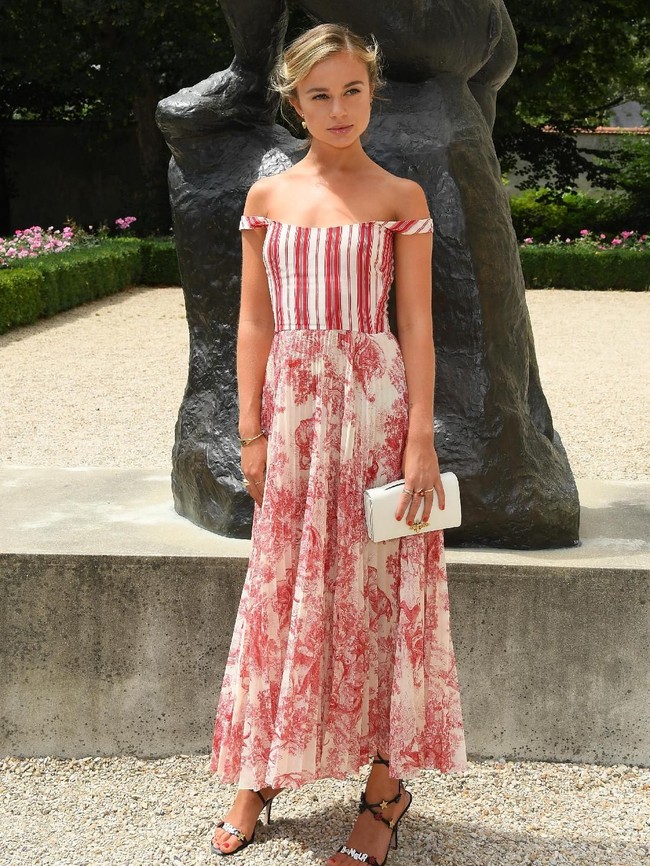 Juga hadir di fashion show Dior, Lady Amelia Windsor yang merupakan sepupu Pangeran William dan Harry. Pernah dijuluki bangsawan muda tercantik, Amelia tampil dengan gaun merah off-shoulder yang mengekspos pundak indahnya. (Foto: Getty Images)