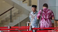 Amin datang dengan mengenakan peci hitam dan kemeja batik hijau muda.
