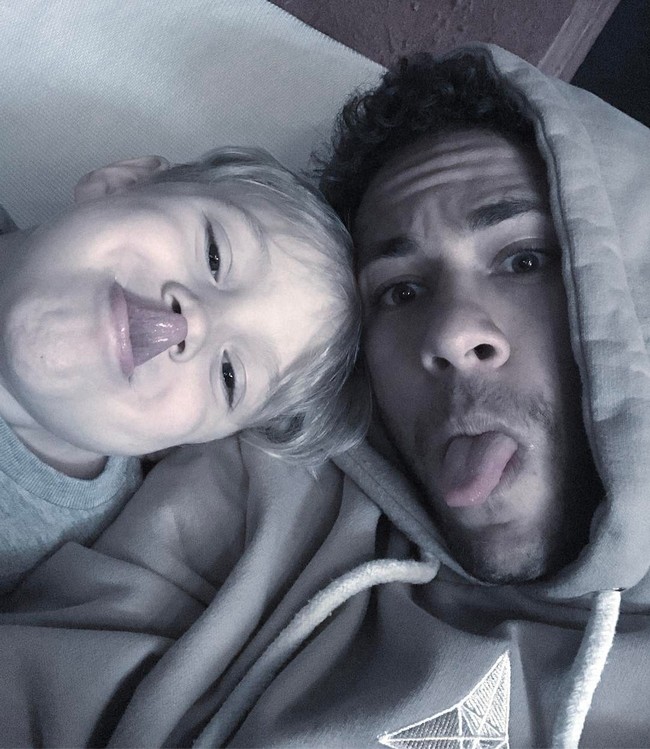 Silly face selfie! Neymar yang baru berusia 26 tahun terlihat begitu menikmati perannya sebagai ayah muda. (Foto: Instagram/@neymarjr)