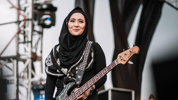 Gaya Hijab Rock and Roll Chua Kotak Saat Manggung di Aceh