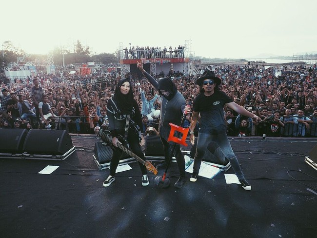 Hijab Kotak tersebut sudah sering dipakai oleh Tantri sebelumnya. Hijab berbahan kaos dan berdesain praktis itu memang cocok dipakai Tantri maupun Chia yang aktif bergerak selama manggung. Foto: Instagram/ChuaKotak