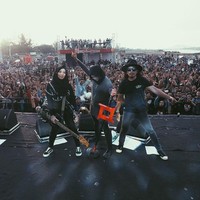 Hijab Kotak tersebut sudah sering dipakai oleh Tantri sebelumnya. Hijab berbahan kaos dan berdesain praktis itu memang cocok dipakai Tantri maupun Chia yang aktif bergerak selama manggung. Foto: Instagram/ChuaKotak