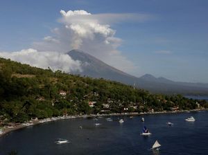 Antisipasi Gunung Agung Erupsi, Turis Diimbau Waspada dan Siapkan Masker