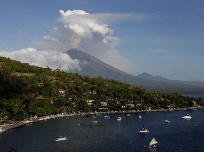 Cahaya Mirip Ledakan di Gunung Agung Bikin Heboh, Ini Kata PVMBG