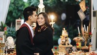Dengan tema Harry Potter, Rachel dan Niko pun terlihat keren dan serasi. Lihat, aksesori dan makanannya semuanya mirip a la Harry Potter.  Foto: Instagram @rachelvennya